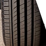 Nicht jeder Sommerreifen hält, was Werbung und Label versprechen: Im ADAC-Test setzte sich der Continental PremiumContact 7 an die Spitze, während andere Modelle vor allem bei Nässe, Trockenhandling oder Haltbarkeit schwächer abschnitten. Foto: Pixabay