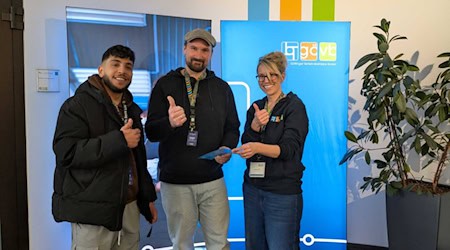 Melanie Zeh, Personalleiterin bei den GöVB, im Gespräch mit Interessierten  auf dem ersten Bewerbertag 2026. Quelle: Göttinger Verkehrsbetriebe GmbH