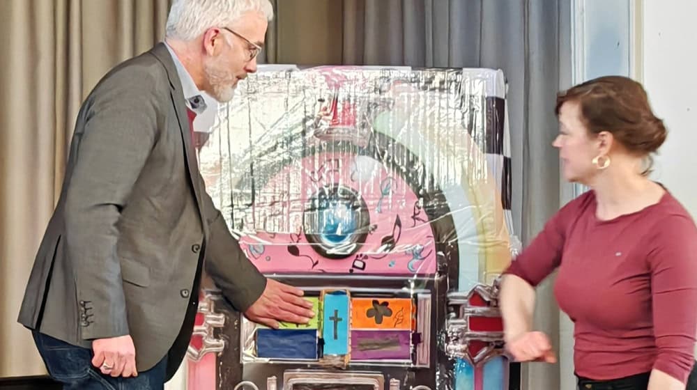 Intendant Jochen Schäfsmeier und Musikpädagogin Maja Hilke an der „Jukebox (ny)