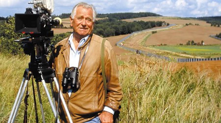 Heinz Sielmann bei den Dreharbeiten zu „Tiere im Schatten der Grenze“ 1988 an der Grenze bei Duderstadt (Foto: Archiv Heinz Sielmann Stiftung)
