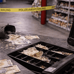 Täter bedrohte Personal mit Messer. Suche nach Zeugen läuft! Symbolbild KI generiert