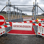 Für die Radpendler bedeutet das Veto der Behörden eine Rückkehr zum Status quo: Ein langer Umweg oder das riskante Spiel mit dem dichten Autoverkehr auf der Landstraße. Symbolfoto KI generiert