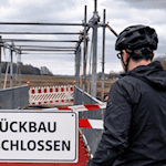 In einer neuen Stellungnahme zieht der Landkreis Göttingen die Notbremse. Der Kern des Problems: Die Brücke wurde offenbar ohne formale Prüfung der Landesbehörde (NLStBV) errichtet. Symbolbild KI generiert