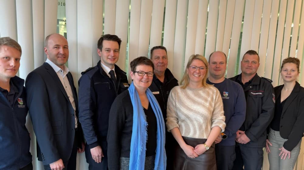 v. l. Marco Federau, Martin Glöckner, Sebastian Stelzer, Landrätin Dr. Marion Frant, Mirko Lipinski, Landrätin Nicole Rathgeber, Philipp Hoßbach, Ingo Zbierski, Melanie Janitzki  Es fehlen auf dem Bild: David Werkmeister und Andreas Vedder. Foto: Kreisausschuss