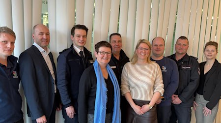 v. l. Marco Federau, Martin Glöckner, Sebastian Stelzer, Landrätin Dr. Marion Frant, Mirko Lipinski, Landrätin Nicole Rathgeber, Philipp Hoßbach, Ingo Zbierski, Melanie Janitzki  Es fehlen auf dem Bild: David Werkmeister und Andreas Vedder. Foto: Kreisausschuss