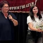 Die derzeitige FSJ-lerin Lena Sippel (re.), zusammen mit der Kulturbeauftragten Sylvia Weinert bei einer kulturellen Veranstaltung. Foto: WMK