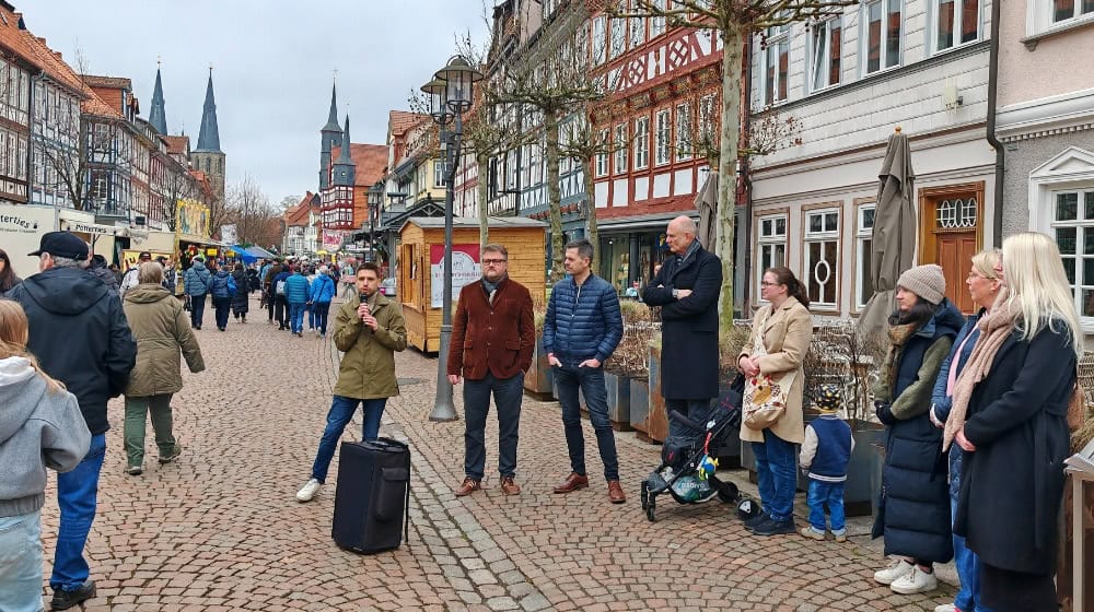 Mitglieder des Treffpunkt Stadtmarketing, Unterstützer und Sponsoren bei der offiziellen Eröffnung des Frühlingsmarktes (ny)
