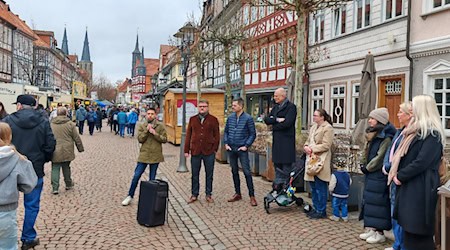 Mitglieder des Treffpunkt Stadtmarketing, Unterstützer und Sponsoren bei der offiziellen Eröffnung des Frühlingsmarktes (ny)