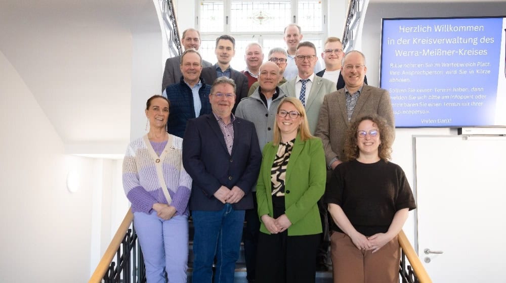 Beim gemeinsamen Erörterungstermin zur geplanten interkommunalen Zusammenarbeit zur Einrichtung einer Zentralen Vergabestelle kamen Vertreterinnen und Vertreter des Werra-Meißner-Kreises sowie der kreisangehörigen Kommunen zusammen. Foto: Kreisausschuss