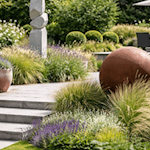 Gezielt platzierte Deko- und Kunstelemente gliedern den Garten, schaffen Sichtachsen und ergänzen Pflanzen und Architektur. Foto: KI generiert