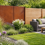 Sichtschutzelemente aus Holz, Metall oder in kombinierter Ausführung schaffen mehr Privatsphäre und können den Garten zugleich gestalterisch aufwerten. Foto: KI generiert