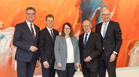 Bild v.l.n.r.: Wolfgang Osse (Vorstandsvorsitzender), Thorsten Schartel, Kerstin Orth, Volker Stern, Hans-Christian Reuß. Foto: Volksbank Kassel Göttingen