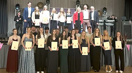 Die A-Schülerinnen im K4 des Mündener Kanu-Clubs: Sie glänzten mit starken sportlichen Leistungen im vergangenen Jahr. Unser Foto zeigt alle teilnehmenden Mannschaftssportlerinnen und Mannschaftssportler. Foto: Tarsa