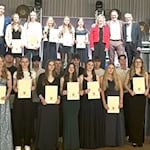 Die A-Schülerinnen im K4 des Mündener Kanu-Clubs: Sie glänzten mit starken sportlichen Leistungen im vergangenen Jahr. Unser Foto zeigt alle teilnehmenden Mannschaftssportlerinnen und Mannschaftssportler. Foto: Tarsa