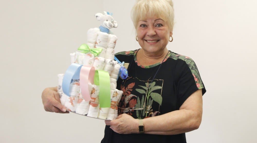 Andrea Rehn mit Windeltorte (Bild: Sabine Mutschke)