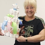 Andrea Rehn mit Windeltorte (Bild: Sabine Mutschke)