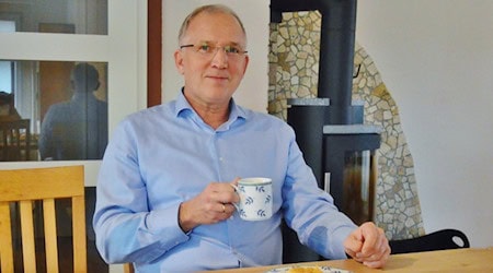 Verfassungsschützer Dirk Pejril privat bei sich in der Küche in Hattorf a. Harz. Foto: Christian Dolle