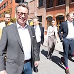 Gastgeber Rolf Jarasch, Vorsitzender des Verein Quartier Vereint führt Minister Dr. Andreas Philippi durch das Sartorius Quartier. Fotos. Bernard Marks 