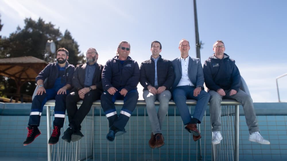 Hoffen auf viele Gäste: von links Oliver Dietze (Mitarbeiter Hochbad), Stefan Beer (Techn. Leiter VHM), Schwimmeister Frank Michel, Bürgermeister Tobias Dannenberg, VHM-Geschäftsführer Marc Pfütz und Carsten Linke (Leiter VHM-Kundendienst).