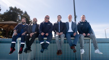 Hoffen auf viele Gäste: von links Oliver Dietze (Mitarbeiter Hochbad), Stefan Beer (Techn. Leiter VHM), Schwimmeister Frank Michel, Bürgermeister Tobias Dannenberg, VHM-Geschäftsführer Marc Pfütz und Carsten Linke (Leiter VHM-Kundendienst).