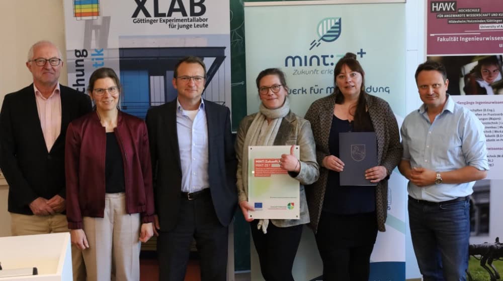 Das Projektteam von MINT:ZE+ besteht aus Michael Brüggemann (1. Vorsitzender Robotikfreunde Göttingen e.V.), Dr. Almut Popp (Administrative Geschäftsführerin XLAB), Dr. Bernd Schieche (Projektkoordinator HAWK), Susanne Martini (Verbundkoordination SüdniedersachsenStiftung), Julia Koblitz (Bereichsleitung Bildungsregion Südniedersachsen) und Prof. Dr. Thomas Waitz (Wissenschaftlicher Direktor XLAB) (v.l.n.r.). Foto: Südniedersachsenstiftung 