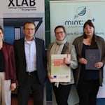 Das Projektteam von MINT:ZE+ besteht aus Michael Brüggemann (1. Vorsitzender Robotikfreunde Göttingen e.V.), Dr. Almut Popp (Administrative Geschäftsführerin XLAB), Dr. Bernd Schieche (Projektkoordinator HAWK), Susanne Martini (Verbundkoordination SüdniedersachsenStiftung), Julia Koblitz (Bereichsleitung Bildungsregion Südniedersachsen) und Prof. Dr. Thomas Waitz (Wissenschaftlicher Direktor XLAB) (v.l.n.r.). Foto: Südniedersachsenstiftung 