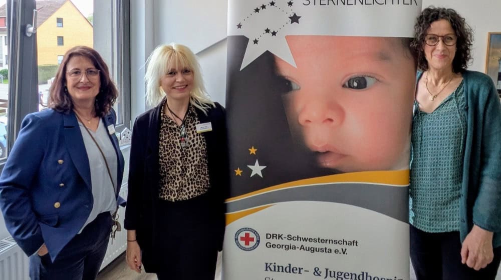 Wagen einen gemeinsamen Rück- und Ausblick (v.l.): Nicole Zimmer, Maren Iben und Gabriele Pfahlert vom Kinder- und Jugendhospiz Sternenlichter. Foto: Sternenlichter