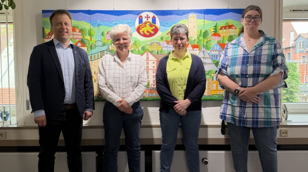 v.l.n.r.: Bürgermeister Jens Augat, Initiatorin Stephanie Krause, Thoskild Lätsch (Leitung Fachbereich Bürger) und Joyce Spillner (Familienzentrum) sind stolz auf das gemeinsame Projekt.  Foto Stadt Osterode