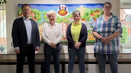 v.l.n.r.: Bürgermeister Jens Augat, Initiatorin Stephanie Krause, Thoskild Lätsch (Leitung Fachbereich Bürger) und Joyce Spillner (Familienzentrum) sind stolz auf das gemeinsame Projekt.  Foto Stadt Osterode