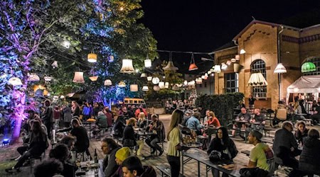 Stimmungsvolles Licht, viel Liebe zum Detail und Musik aus der Region: Der Flair Garten vor dem alten E-Werk in Eschwege lädt auch in diesem Sommer wieder zu entspannten Abenden ein.