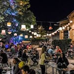 Stimmungsvolles Licht, viel Liebe zum Detail und Musik aus der Region: Der Flair Garten vor dem alten E-Werk in Eschwege lädt auch in diesem Sommer wieder zu entspannten Abenden ein.