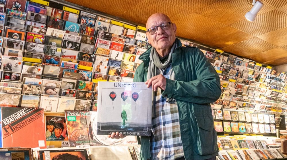 Klaus-Werner Kirbach, genannt "Icke", inmitten seines urigen Plattenladens.  Foto: Ulbrich