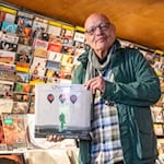 Klaus-Werner Kirbach, genannt "Icke", inmitten seines urigen Plattenladens.  Foto: Ulbrich