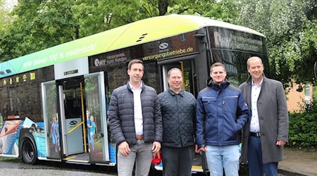 Freuen sich über den neuen Elektrobus: Bürgermeister Tobias Dannenberg, Daniel Sallwey und Florian Sallwey (Omnibusbetrieb Sallwey GmbH) sowie Marc Pfütz, Geschäftsführer der Versorgungsbetriebe Hann. Münden GmbH. 