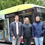 Freuen sich über den neuen Elektrobus: Bürgermeister Tobias Dannenberg, Daniel Sallwey und Florian Sallwey (Omnibusbetrieb Sallwey GmbH) sowie Marc Pfütz, Geschäftsführer der Versorgungsbetriebe Hann. Münden GmbH. 