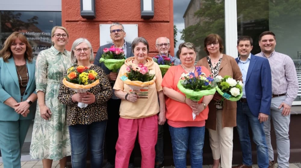 (v.l.n.r.) Personalratsmitglied Melanie Scheffczik, Landrätin Nicole Rathgeber, verabschiedete Mitarbeiterin Marianne Pohle, verabschiedeter Mitarbeiter Helmut Köbrich, verabschiedete Mitarbeiterin Doris Rudolph, verabschiedeter Mitarbeiter Jörg Sobek, verabschiedete Mitarbeiterin Jutta Richter-Daniel, verabschiedete Mitarbeiterin Jutta Behrend, Stellvertretender Verwaltungsleiter Peter Hoefel und Leiter Fachdienst Personal Manuel Thalmann. Fotos: Landkreis WMK