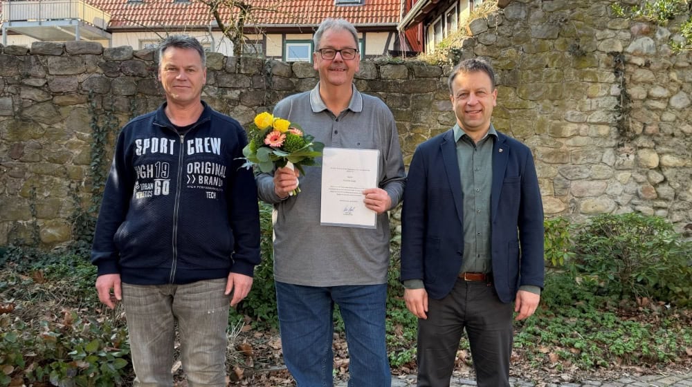 Joachim Lawes (M.) wurde von Bürgermeister Jens Augat (r.) und dem stellv. Personalratsvorsitzenden (l.) Torge Fricke in den Ruhestand verabschiedet. Joachim Lawes hat die Entwicklung der Stadt Osterode über viele Jahre hinweg maßgeblich mitgestaltet. Foto: Stadt Osterode