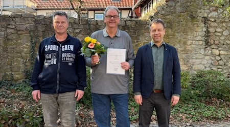 Joachim Lawes (M.) wurde von Bürgermeister Jens Augat (r.) und dem stellv. Personalratsvorsitzenden (l.) Torge Fricke in den Ruhestand verabschiedet. Joachim Lawes hat die Entwicklung der Stadt Osterode über viele Jahre hinweg maßgeblich mitgestaltet. Foto: Stadt Osterode