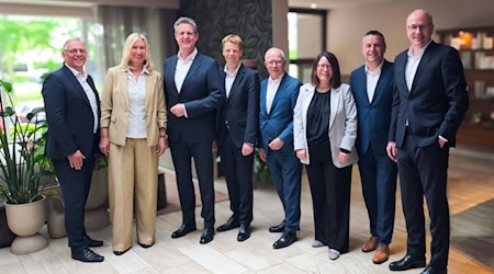 Die Vorstände v.L. Stefan Kördel, Anja Kukuck-Peppler, Wolfgang Osse, Thorsten Schartel, Volker Stern, Kerstin Orth, Kai Mardorf, Hans-Christian Reuß. Foto Volksbank 