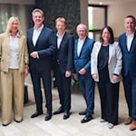 Die Vorstände v.L. Stefan Kördel, Anja Kukuck-Peppler, Wolfgang Osse, Thorsten Schartel, Volker Stern, Kerstin Orth, Kai Mardorf, Hans-Christian Reuß. Foto Volksbank 
