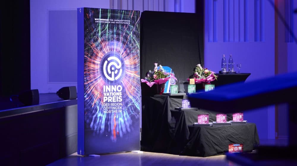 Dekoration auf der Bühne der Preisverleihung in der Göttinger Stadthalle. Foto: WRGN