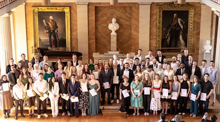 Die Absolvierenden aus dem Wintersemester 2025/26 sowie des Sommersemesters 2026 der HAWK-Fakultät Ingenieurwissenschaften und Gesundheit. Göttingen (Foto: HAWK/Franz Bischof)