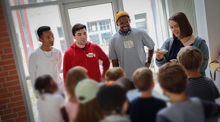 Mit viel Neugier und Spaß entdecken Kitakinder gemeinsam mit Fachschüler:innen der BBS Ritterplan,  wie sie im Notfall richtig handeln. Spielerisch lernen sie die Notrufnummer 112 kennen und erfahren, wie Hilfe  organisiert wird. Foto: SüdniedersachsenStiftung