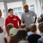 Mit viel Neugier und Spaß entdecken Kitakinder gemeinsam mit Fachschüler:innen der BBS Ritterplan,  wie sie im Notfall richtig handeln. Spielerisch lernen sie die Notrufnummer 112 kennen und erfahren, wie Hilfe  organisiert wird. Foto: SüdniedersachsenStiftung