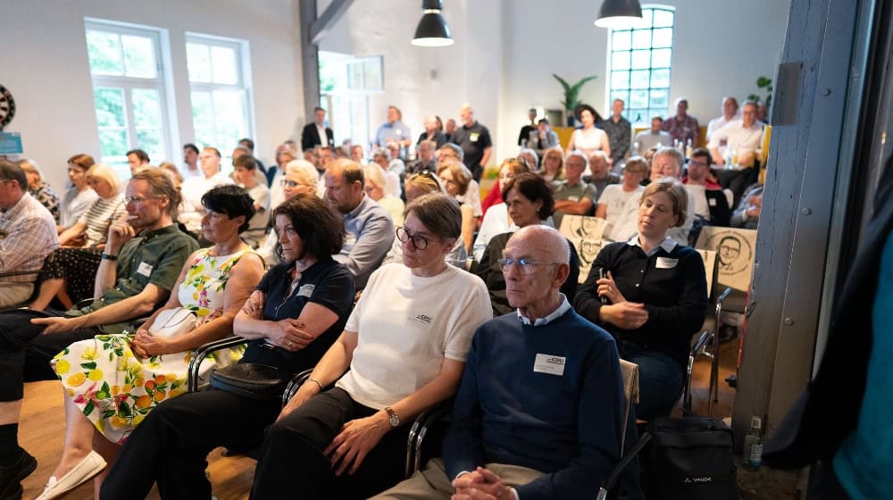 Offene und lebendige Gesprächsatmosphäre beim Sommerempfang der CDU-Kreisfraktion, der in den Räumen von Pro Office in Göttingen stattfand. Fotos Bernard Marks 