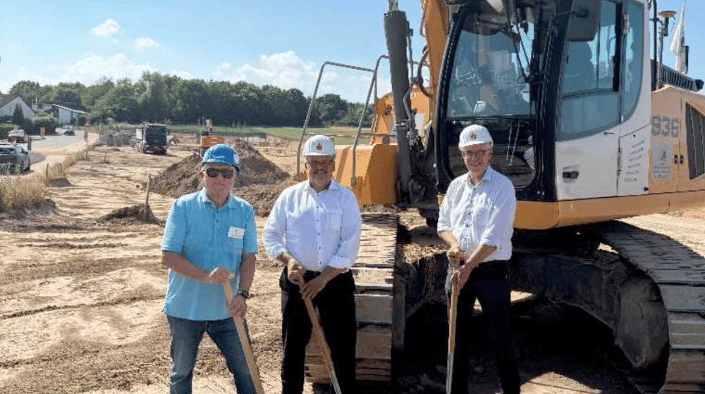 Freuen sich auf das neue Bauprojekt in Bovenden: v.l.n.r.: Uwe Marhenke (Investor und Bauherr La Patria), Uwe Maier (stellv. Vorstandsvorsitzender Sparkasse Göttingen) und Thomas Brandes (Bürgermeister Flecken Bovenden). Foto Sparkasse Göttingen