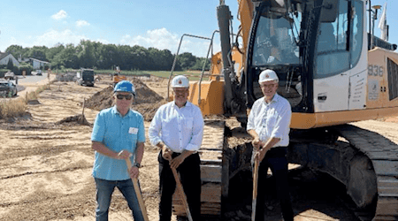 Freuen sich auf das neue Bauprojekt in Bovenden: v.l.n.r.: Uwe Marhenke (Investor und Bauherr La Patria), Uwe Maier (stellv. Vorstandsvorsitzender Sparkasse Göttingen) und Thomas Brandes (Bürgermeister Flecken Bovenden). Foto Sparkasse Göttingen
