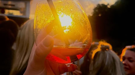 Sonnenuntergang auf der Fulda: Der Discodampfer 2026 war ein echtes Erlebnis. Fotos: Mundus