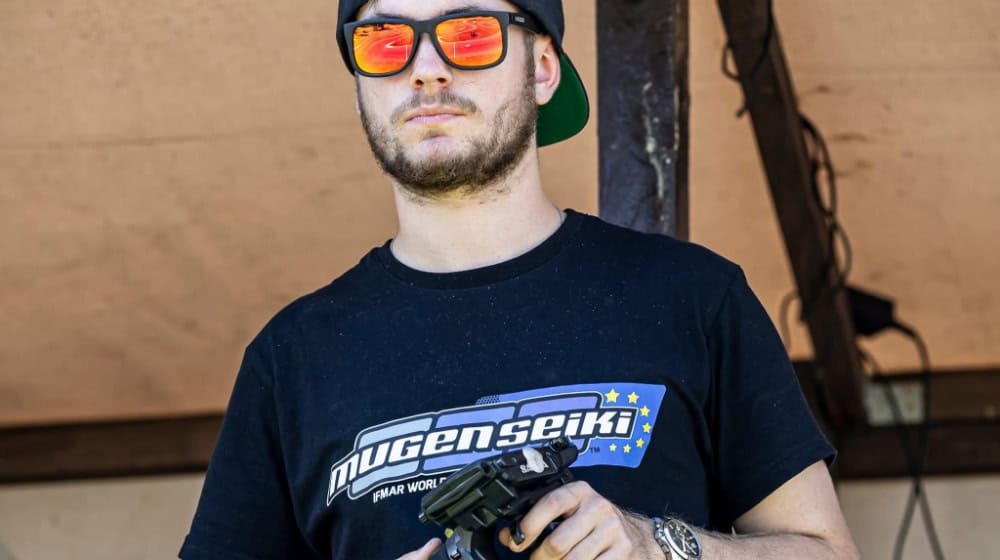 2024 wurde Sören Sparbier Deutscher Meister in der offenen 1:10-Klasse. Bei der Deutschen Meisterschaft EG Tourenwagen und Formel 1 in Siersburg gewann er in der Klasse Elektro-Glattbahn Tourenwagen Modified. Foto: Sparbier