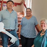 Die neuen Eigentümer Heidi und Sebastian Otto, Ortskirchenvorstand Anja Werner und Pastorin Christina Abel bei der symbolischen Schlüsselübergabe (ny)